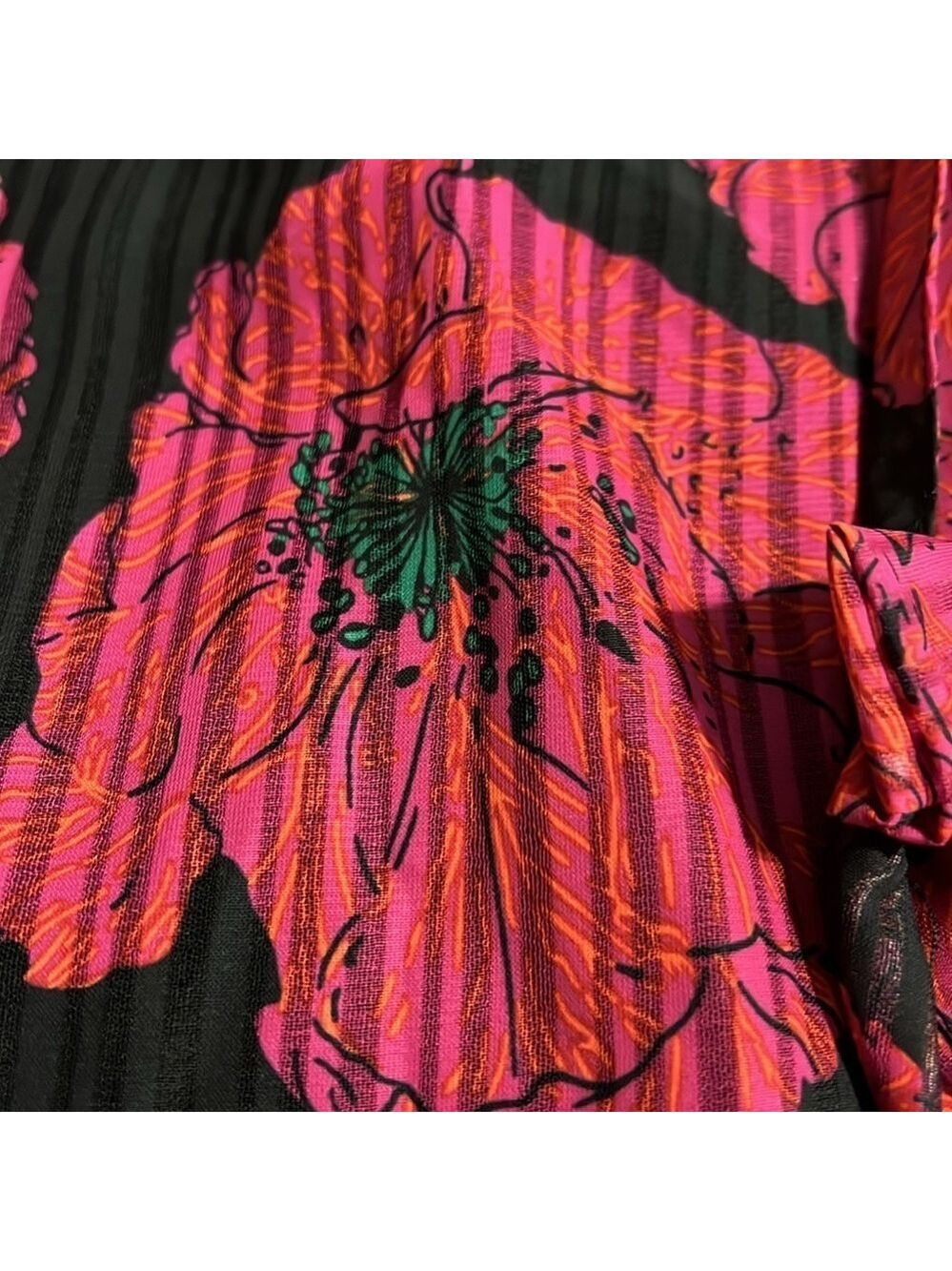JADE flutter top. XL. Black with fuschia floral design. Fully lined. - Picture 9 of 9